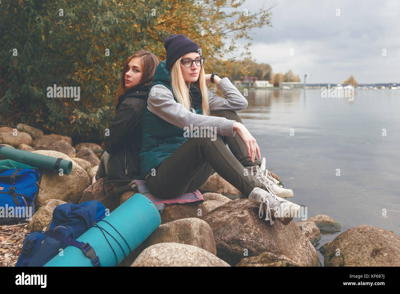 Wanderer haben Ruhe im Camp in der Nähe vom Wald, See Stockfoto