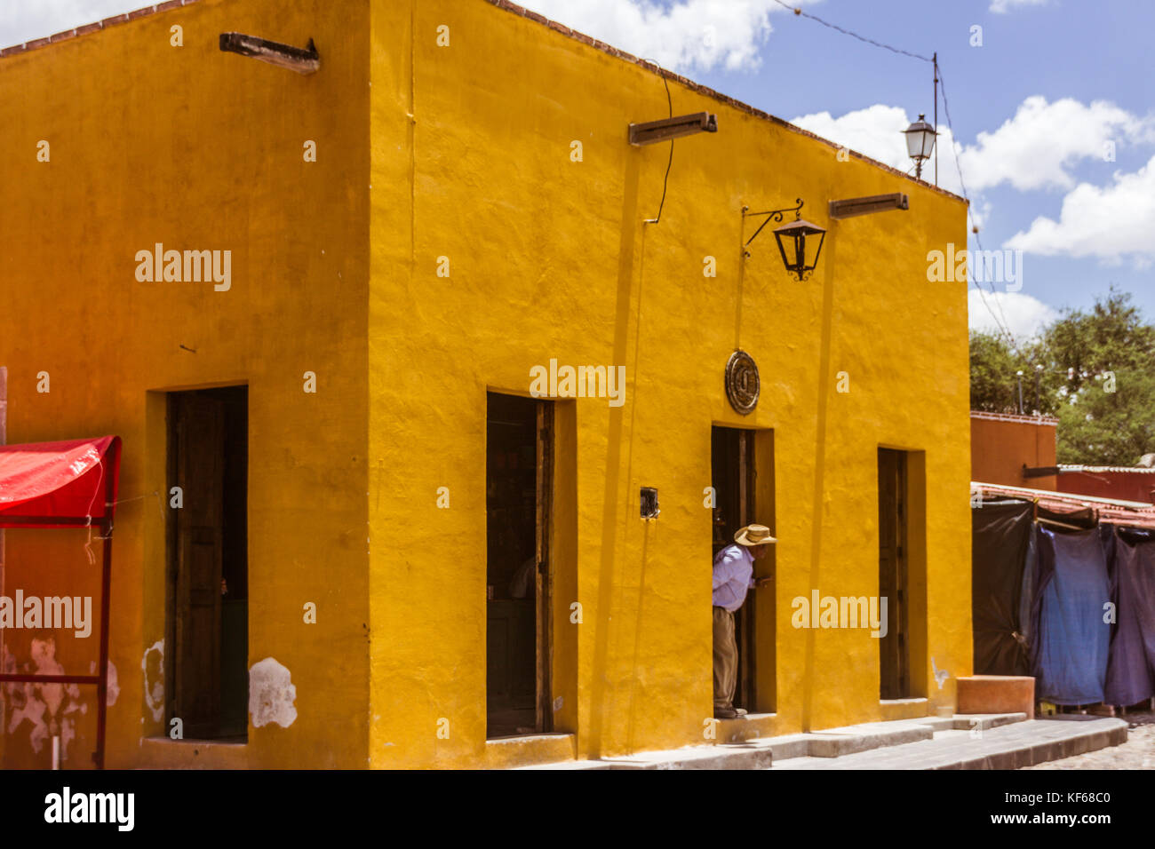 San Miguel de Allende, Guanajuato/Mexiko - 06. 22. 2017: Traditionelle mexikanische Hausfassade Stockfoto