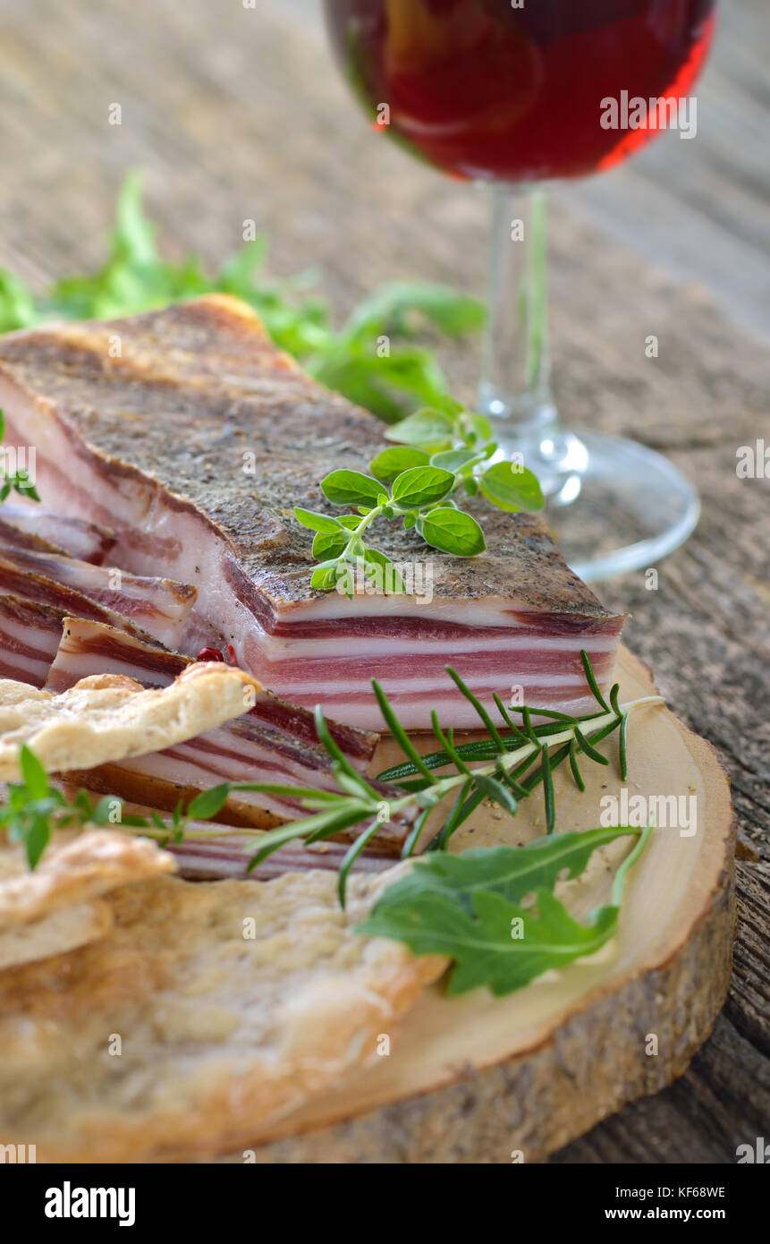 Snack mit leckeren Südtiroler Speck mit knusprigen Roggen Fladenbrot ...