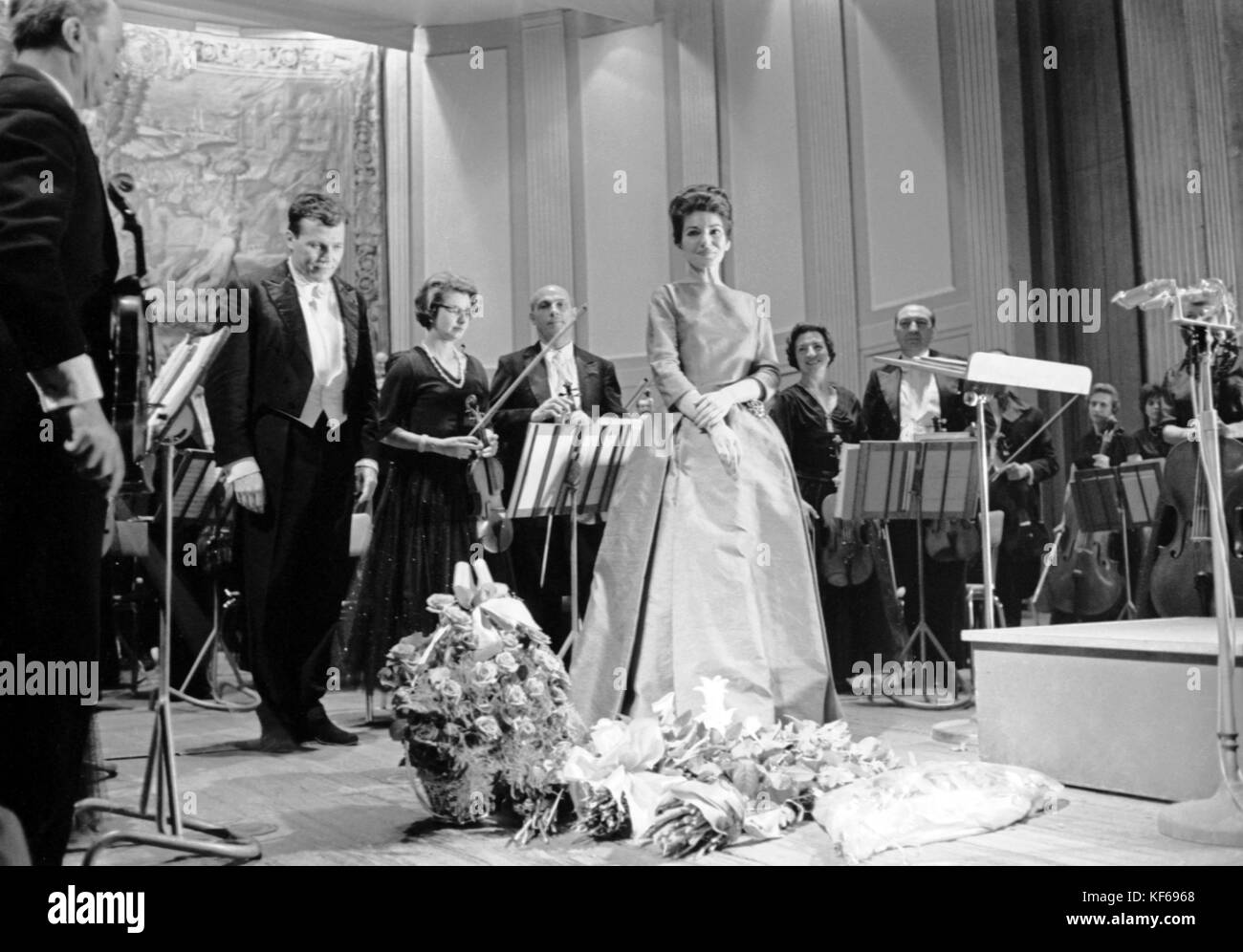 Maria Callas trat am 5. Juni 1963 auf der Théâtre des Champs Elysées in Paris auf. Links der französische Dirigent Georges Prêtre. Stockfoto