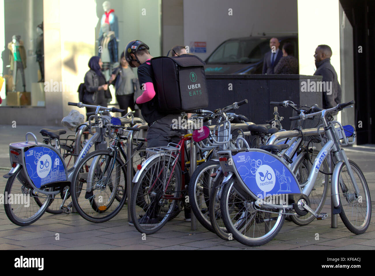 Uber Fahrrad Essen Anlieferung Person Mitarbeiter Buchanan Street Glasgow Stockfoto