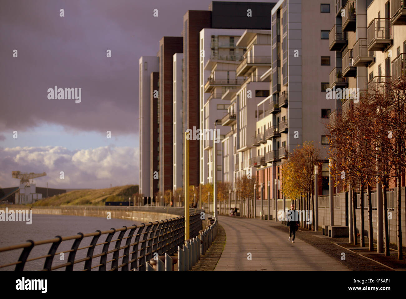 Glasgower Harbour ist ein flaches Turmhaus, das durch die Stadt auf dem clyde Walkway spaziert, ein Schrankfeuer im Grenfell-Stil, das im Gebäude Glasgow, Schottland, Großbritannien, verwendet wurde Stockfoto