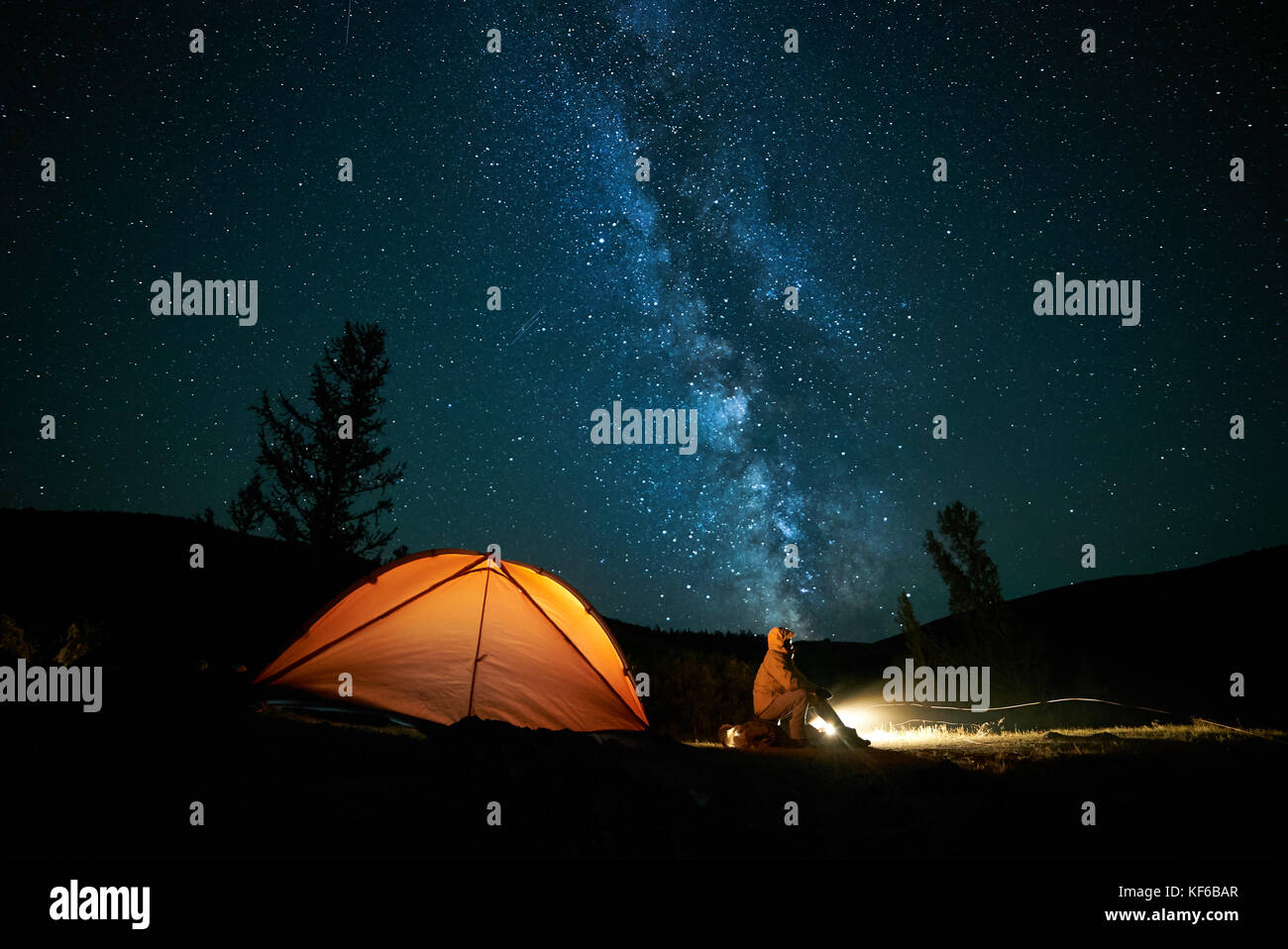 Sehenswürdigkeiten in der Nähe seiner camp Zelt in der Nacht. Stockfoto