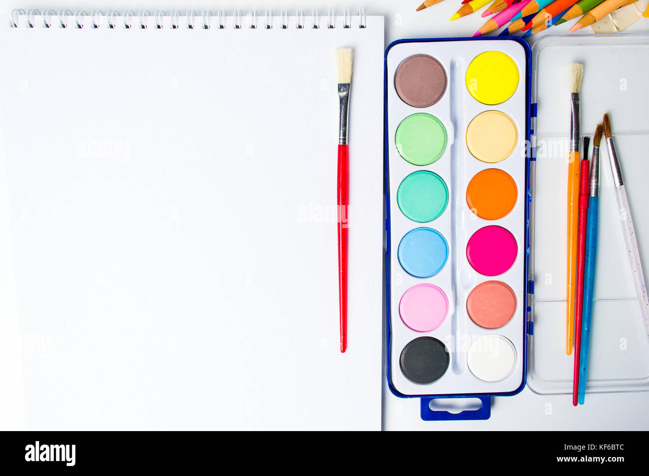 Aquarelle Gemälde mit bunten Bürsten Set Stockfoto