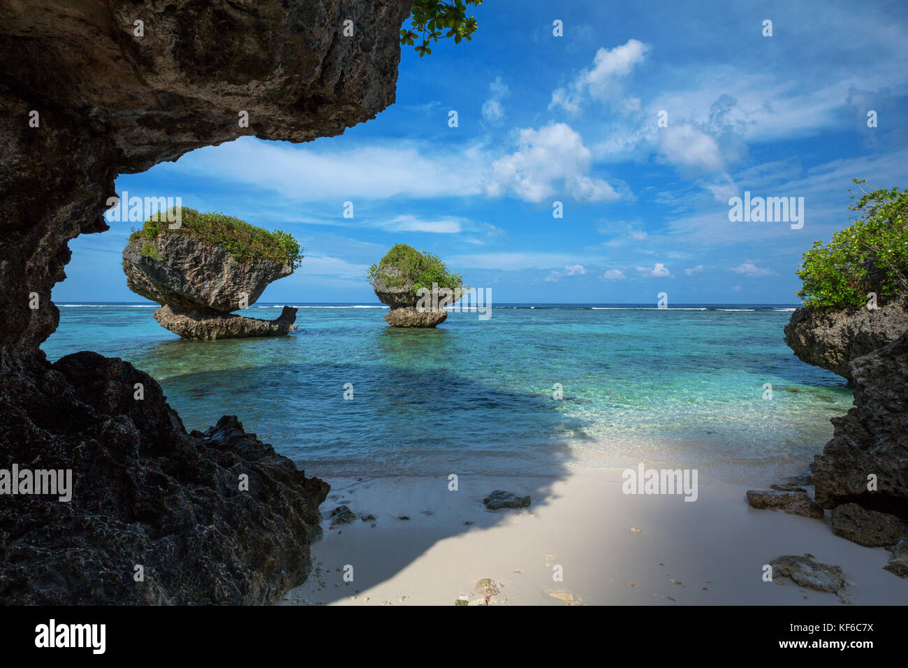 Die klaren, warmen Gewässer von Guam aus Tanguisson Strand, durch einige der Rock Islands suchen, sowohl auf als auch vor der Küste. Stockfoto