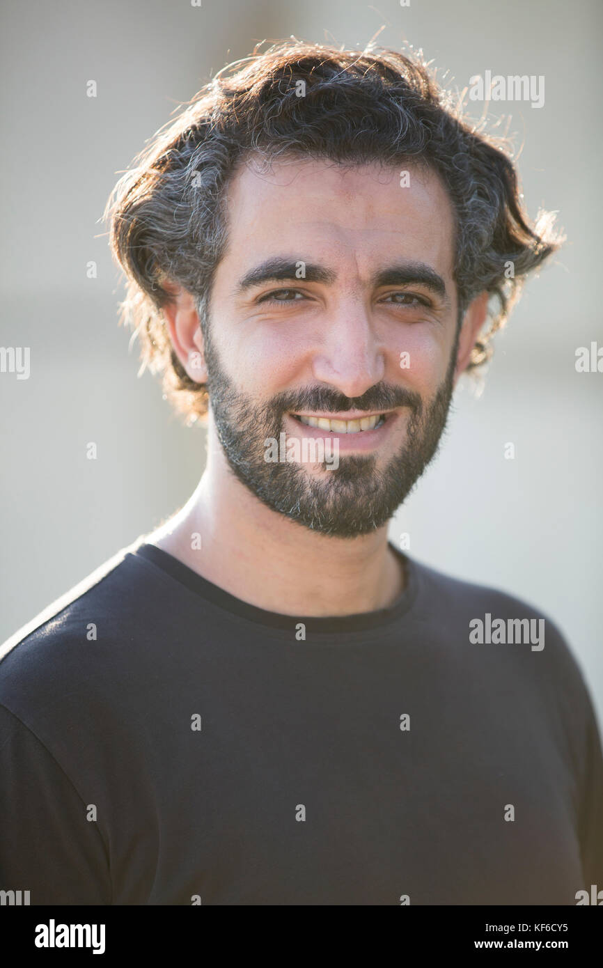 Porträt einer muslimischen Mann mit einem Bart lächelnd im Freien Stockfoto