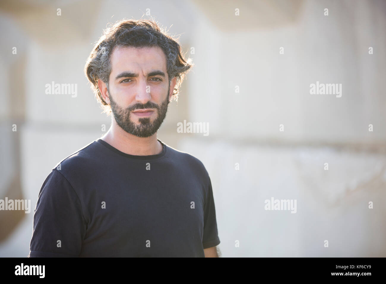 Porträt eines Menschen im Nahen Osten im Freien Stockfoto