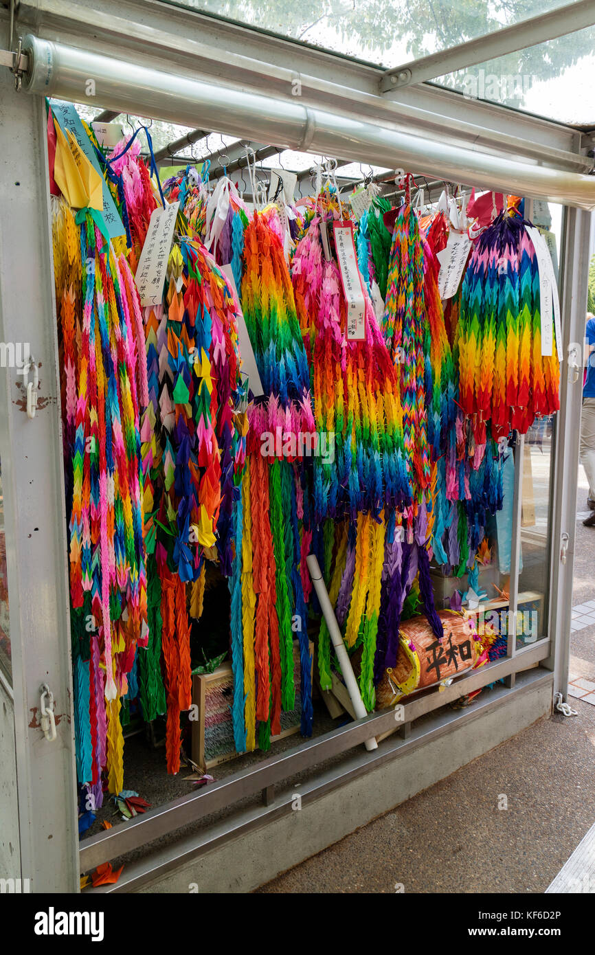 Hiroshima, Japan - 25. Mai 2017: hiroshima, Streicher von bunten Papier Krane, orizuru, an der die Kinder Frieden Denkmal in Erinnerung an Sadako Sasaki Stockfoto