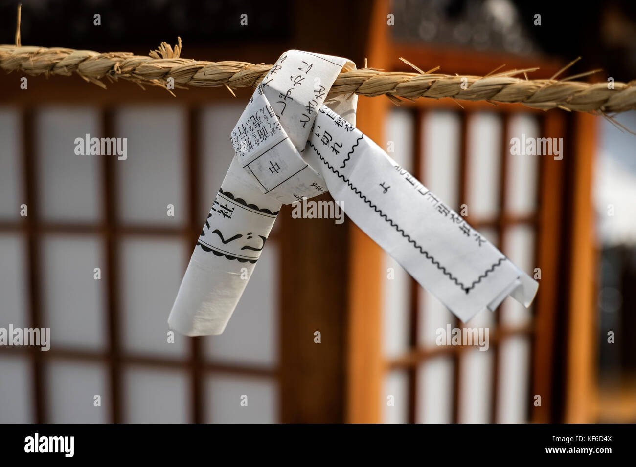 Hiroshima, Japan - 25. Mai 2017: Nahaufnahme eines Wahrsagen Streifen Papier gefesselt auf einem Seil, omikuji, es hinter sich gelassen, weil es vorausgesagt nicht gehen Stockfoto