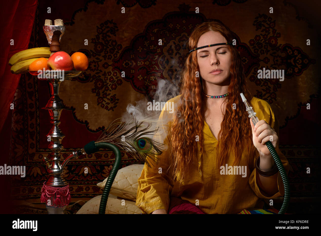 Hippie rauchen Shisha Stockfoto