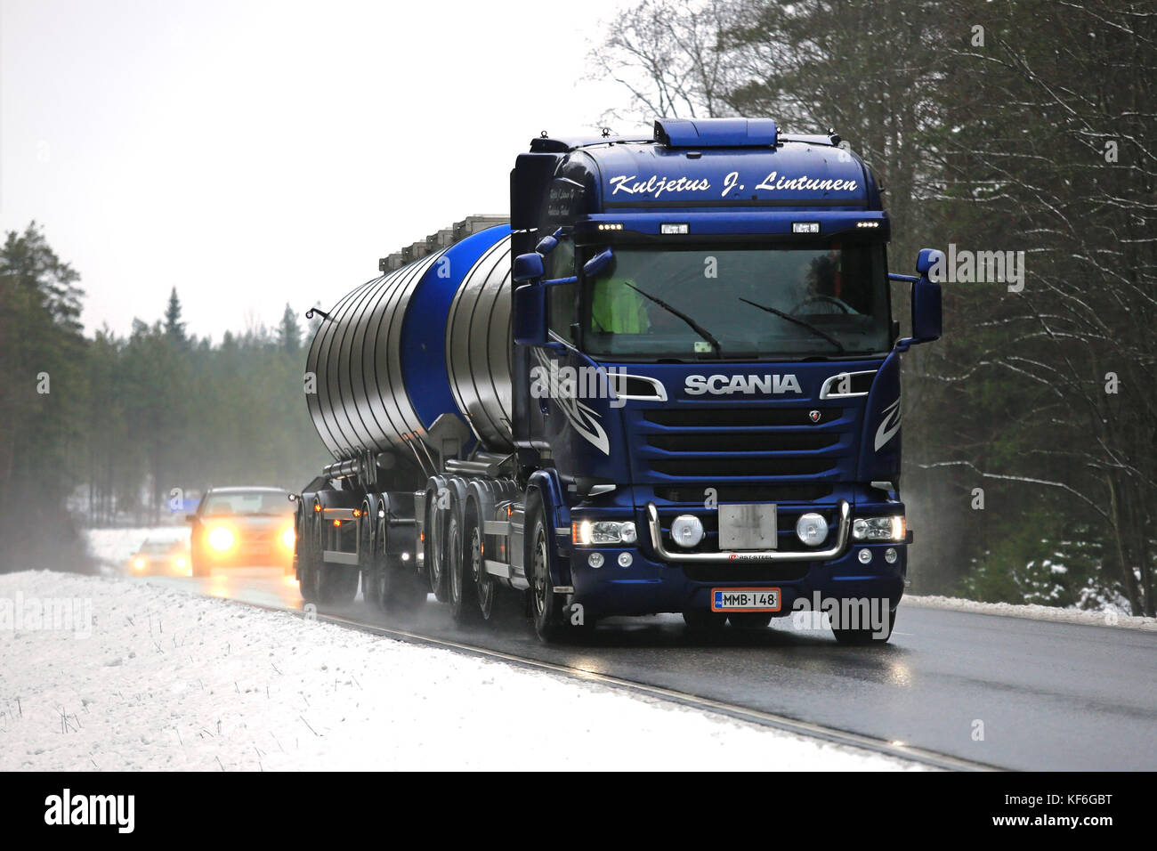 SALO, FINNLAND - 6. FEBRUAR 2016: Neuer, königsblauer Scania Euro 6 Tankwagen auf der Straße in Südfinnland. Im Jahr 2015 ist Scania Finnisch Marktführer Stockfoto SALO, FINNLAND - 6. FEBRUAR 2016: Neuer, königsblauer Scania Euro 6 Tankwagen auf der Straße in Südfinnland. Im Jahr 2015 ist Scania Finnisch Marktführer Stockfoto
