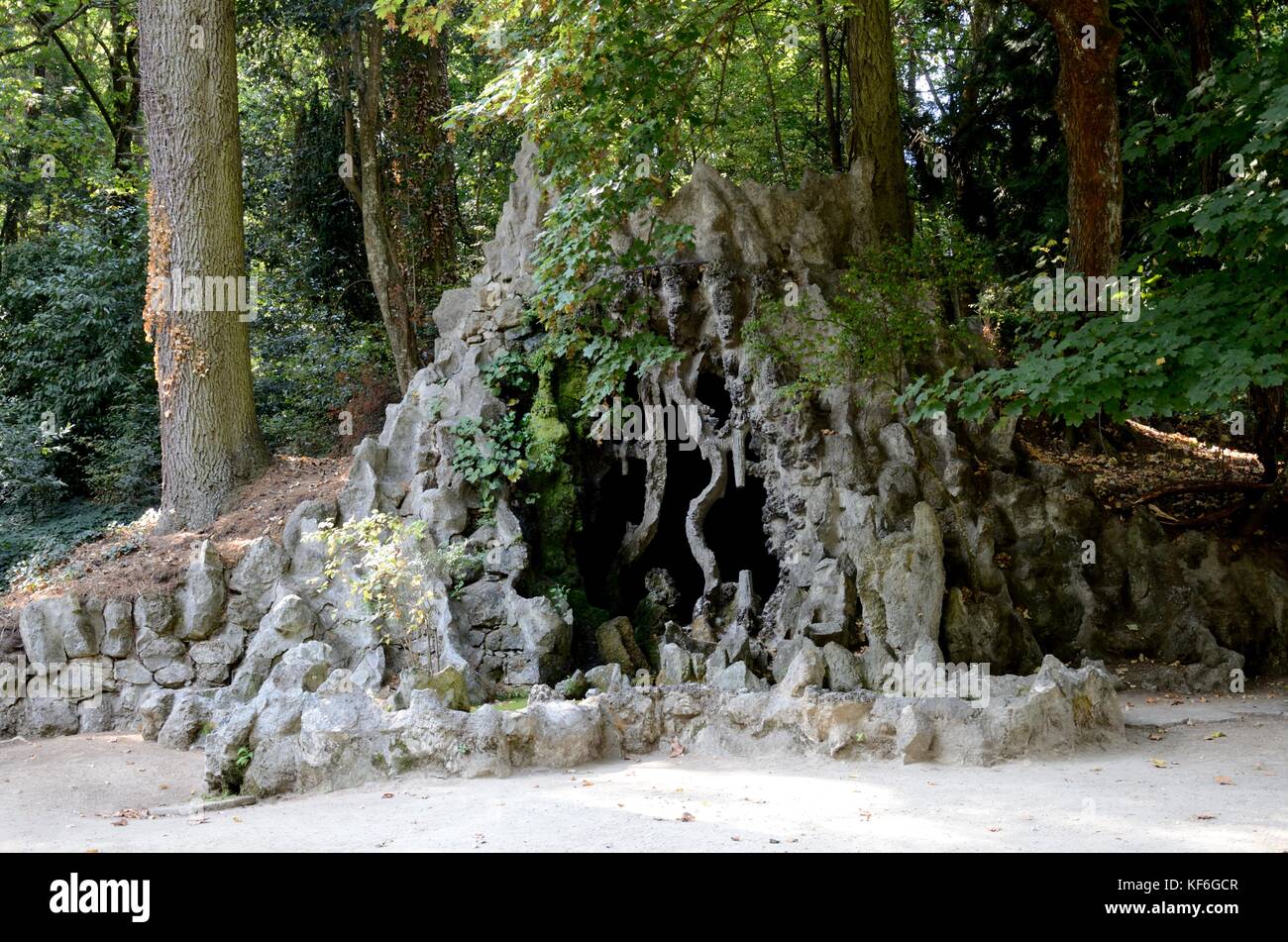 Grotte auf dem Gelände des 18. Jahrhunderts Kirche Unserer Lieben Frau von Abhilfemaßnahmen Lamego Portugal Stockfoto