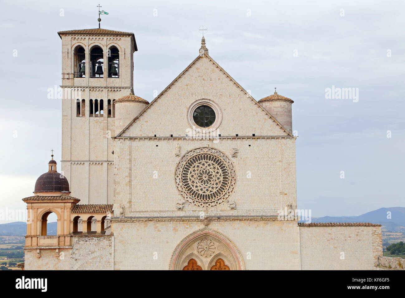 ASSISI, Italien, 30. JUNI 2017: berühmten Basilika des Hl. Franziskus von Assisi (Basilika) Eucharistiefeier di San Francesco in Assisi, Umbrien - Italien Stockfoto