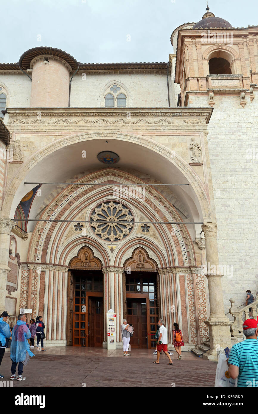 ASSISI, ITALIEN 30. JUNI 2017: Berühmte Basilika des hl. Franz von Assisi (Basilica Papale di San Francesco) mit unterem Platz bei Sonnenuntergang in Assisi, Umbrien, Stockfoto