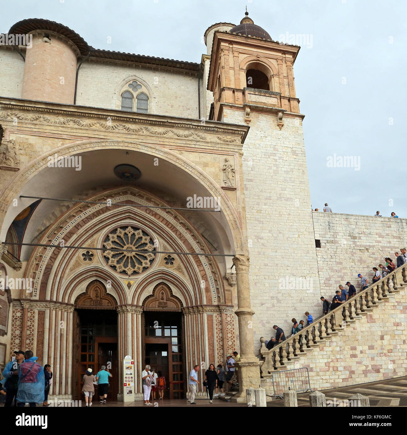 ASSISI, ITALIEN 30. JUNI 2017: Berühmte Basilika des hl. Franz von Assisi (Basilica Papale di San Francesco) mit unterem Platz bei Sonnenuntergang in Assisi, Umbrien, Stockfoto