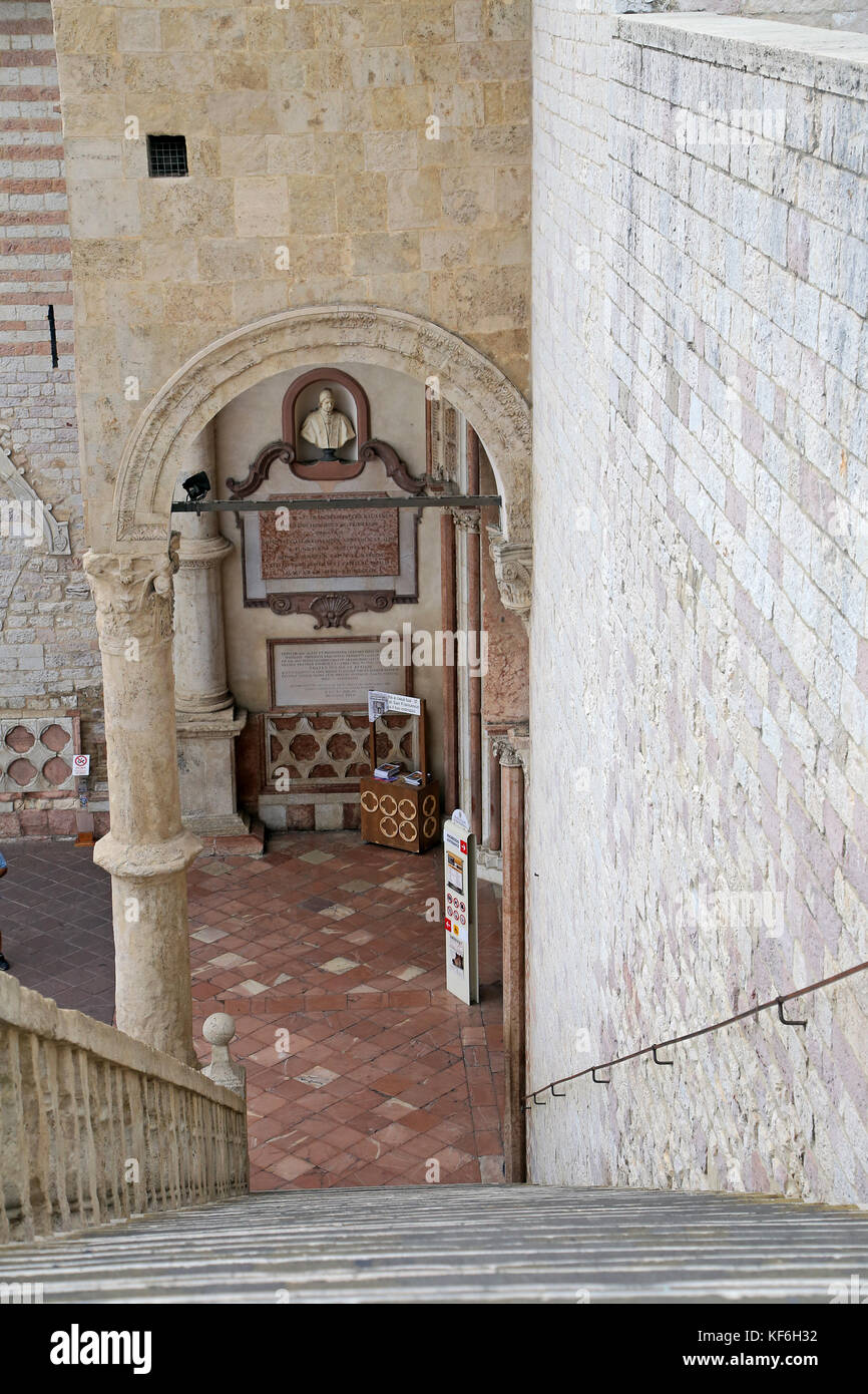 ASSISI, ITALIEN 30. JUNI 2017: Berühmte Basilika des hl. Franz von Assisi (Basilica Papale di San Francesco) mit unterem Platz bei Sonnenuntergang in Assisi, Umbrien, Stockfoto