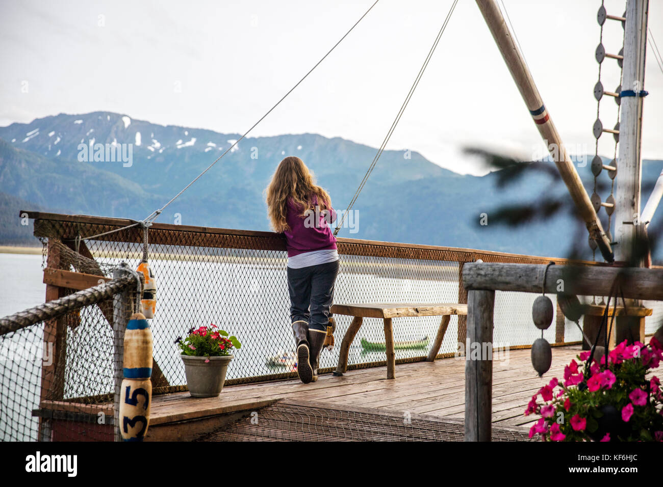 Usa, Alaska, Homer, China poot Bay, die Kachemak Bucht, Einzelpersonen heraus hängen auf dem Dock auf die Kachemak Bay Wilderness Lodge Stockfoto