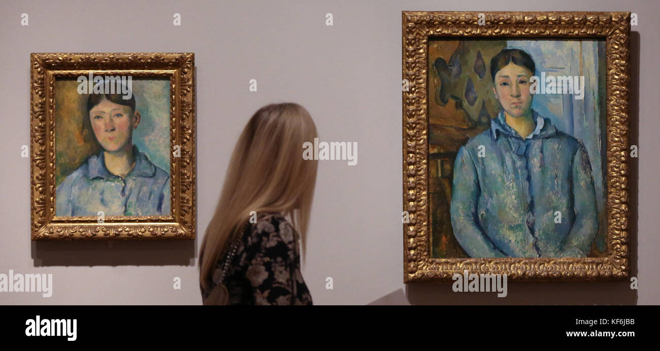 National Portrait Gallery, London, Großbritannien. Oktober 2017. Eine Frau schaut sich die Porträts von Madame Cézanne an.1886-7 Selbstporträts von Paul Cézanne, gemalt in den Jahren 1885 und 1886, werden am Donnerstag, den 26. Oktober 2017, in der National Portrait Gallery, London, erstmals in Großbritannien gezeigt. Die Ausstellung versammelt erstmals über fünfzig Porträts Cézannes aus Sammlungen aus aller Welt. Die Ausstellung umfasst auch eine Reihe von Werken, die zuletzt in den 1920er und 1930er Jahren in Großbritannien ausgestellt wurden. Kredit: Dinendra Haria/Alamy Live News Stockfoto