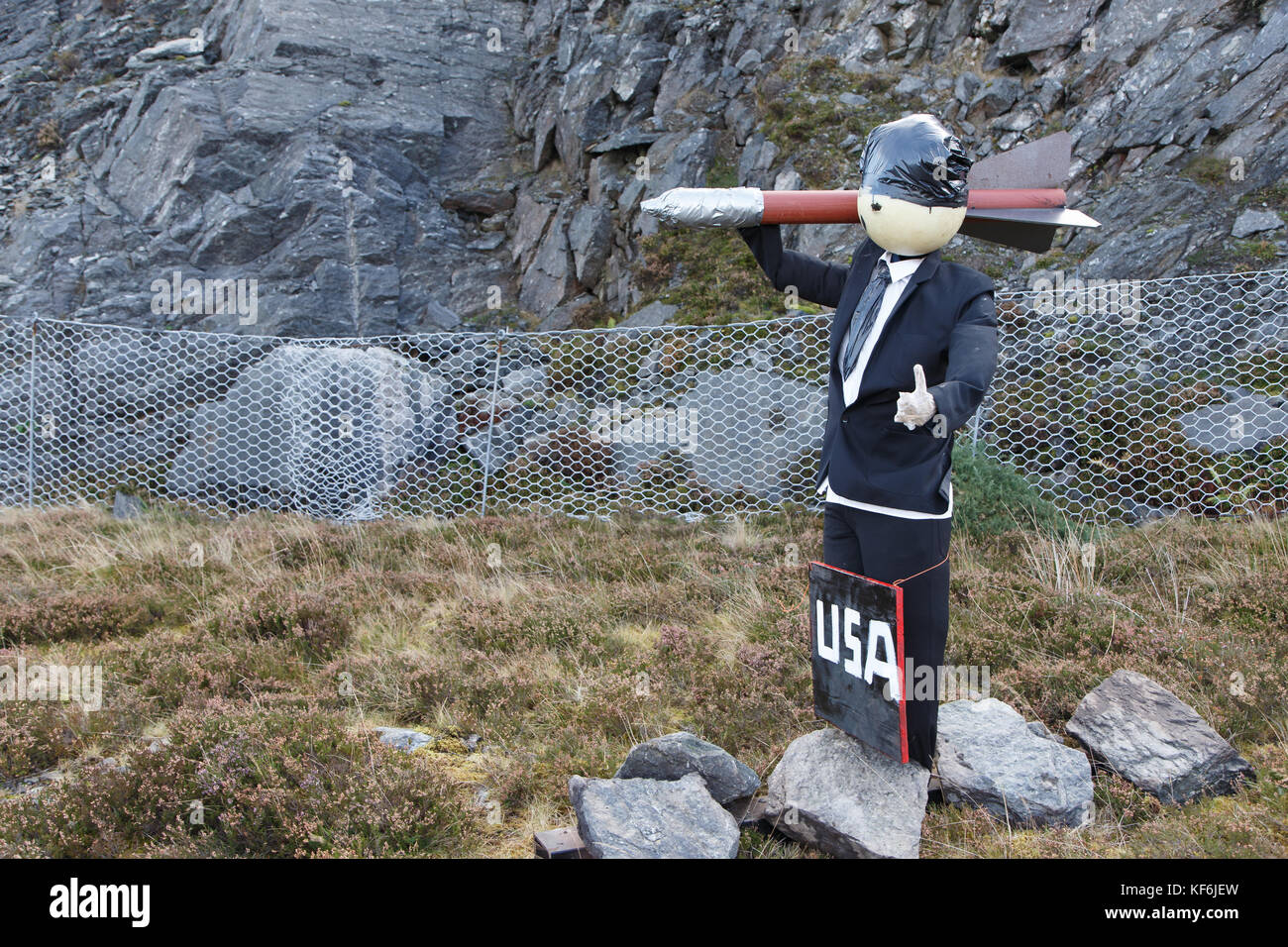 Eine Rakete - Protest gegen Donald Trump Abbildung steht entlang der a 836 Fahrbahn in der Nähe der entlegenen nördlichen schottischen Weiler swordly in Sutherland County, Scottish Highlands. 25.Oktober 2017. Stockfoto