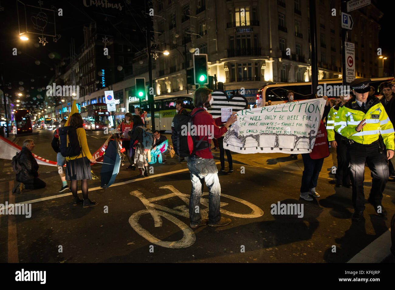 London, Großbritannien. 25 Okt, 2017. Umweltschuetzer aus der Töten londonern Kampagne eine Straße am Marble Arch block dringende Aufmerksamkeit vorzeitige Todesfälle durch Luftverschmutzung zu verhindern zu verlangen. Credit: Mark kerrison/alamy leben Nachrichten Stockfoto