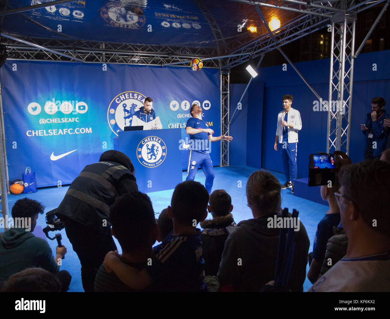 Chelsea, UK. 25 Okt, 2017. 'Freesytling' Fußballspieler andrew Henderson mit wolfy, der Stern von mavrick Wölfe Massen vor der Chelsea Football Club carabao Cup Spiel gegen Everton an der Stamford Bridge credit entertain: motofoto/alamy leben Nachrichten Stockfoto