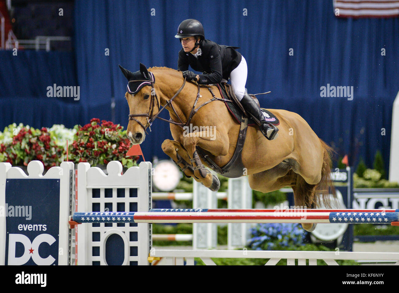 Washington, DC, USA. 25 Okt, 2017. Amerikanische Laura Kraut, reiten Whitney, konkurriert in der Internationalen Jumper 1,45 m Zeit erste Runde in der Hauptstadt zu einer Arena, in Washington, DC. Credit: Amy Sanderson/ZUMA Draht/Alamy leben Nachrichten Stockfoto