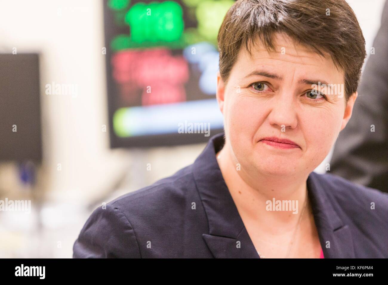 Edinburgh, Großbritannien. 25 Okt, 2017. Schottischen Konservativen ruth Davidson und Gesundheit Sprecher Meilen Briggs besuchen Sie die Universität von Edinburgh medical school Treffen mit Studenten zu gp Ausbildung und Karriere diskutieren. Der Besuch ist Teil der Schottischen Konservativen unsere Operationen Kampagne, die Berufung ist für bessere Unterstützung für gp-Services sparen. Kredit: Rich Dyson/alamy leben Nachrichten Stockfoto