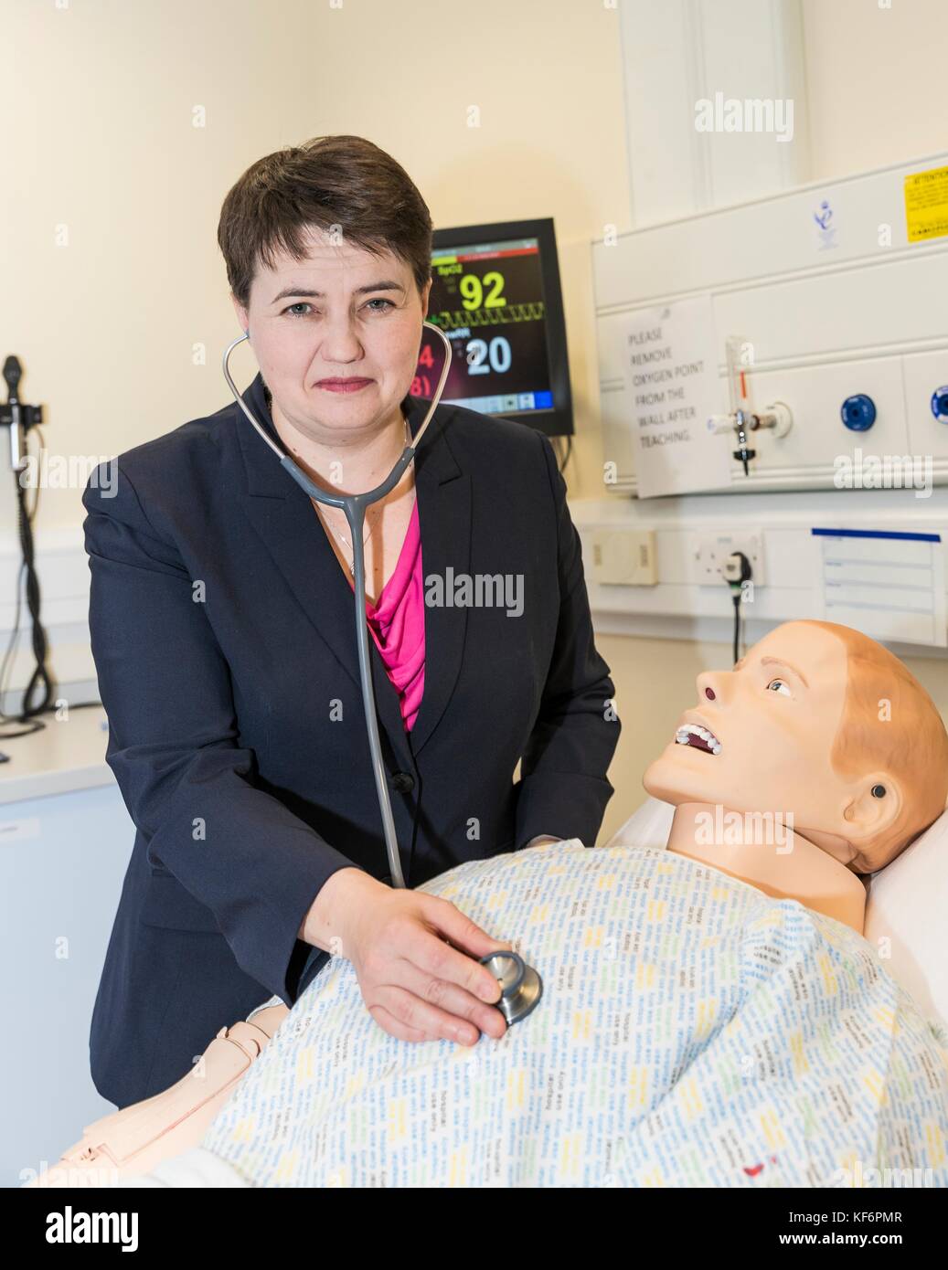 Edinburgh, Großbritannien. 25 Okt, 2017. Schottischen Konservativen ruth Davidson und Gesundheit Sprecher Meilen Briggs besuchen Sie die Universität von Edinburgh medical school Treffen mit Studenten zu gp Ausbildung und Karriere diskutieren. Der Besuch ist Teil der Schottischen Konservativen unsere Operationen Kampagne, die Berufung ist für bessere Unterstützung für gp-Services sparen. Kredit: Rich Dyson/alamy leben Nachrichten Stockfoto