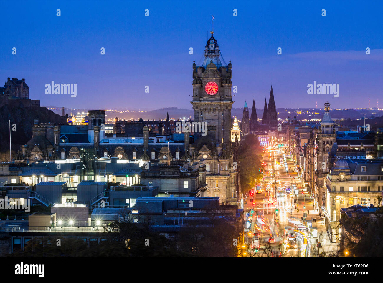 Blick vom Calton Hill auf den Verkehr auf der Princes Street bei Nacht. Edinburgh, Schottland. VEREINIGTES KÖNIGREICH Stockfoto