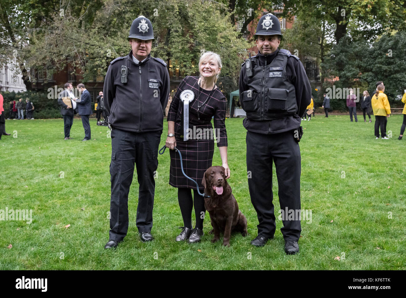 London, Großbritannien. 26 Okt, 2017. Tracy Brabin Labour MP mit ihrem Haustier Labrador Rocky am 25. jährlichen Westminster Hund des Jahres. Credit: Guy Corbishley/Alamy leben Nachrichten Stockfoto