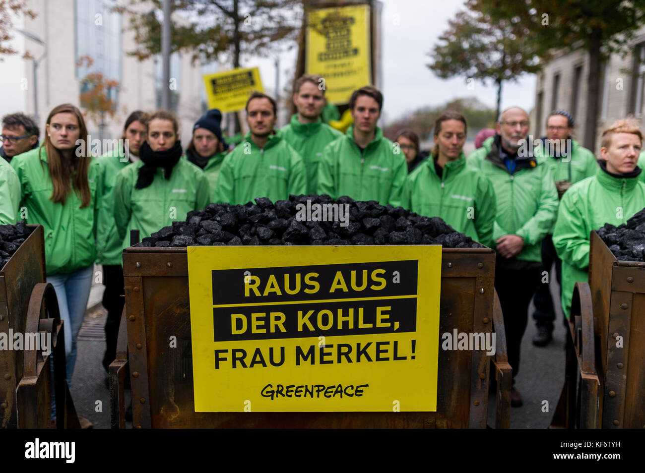 Berlin, Deutschland. 26 Okt, 2017. Greenpeace Aktivisten werden dargestellt mit einem Wagen voller Kohle während einer Demonstration. Greenpeace Aktivisten entladen haben 10 Tonnen Kohle vor dem Bundeskanzleramt in Berlin. Mit der Aktion wollen sie ihre Forderung für eine schnelle Kohle Ausstieg zu verleihen. Die Zukunft von Klima- und Energiepolitik steht im Mittelpunkt der Jamaika Sondierungsgespräche von Union und FDP in Berlin. Quelle: Markus Heine/SOPA/ZUMA Draht/Alamy leben Nachrichten Stockfoto