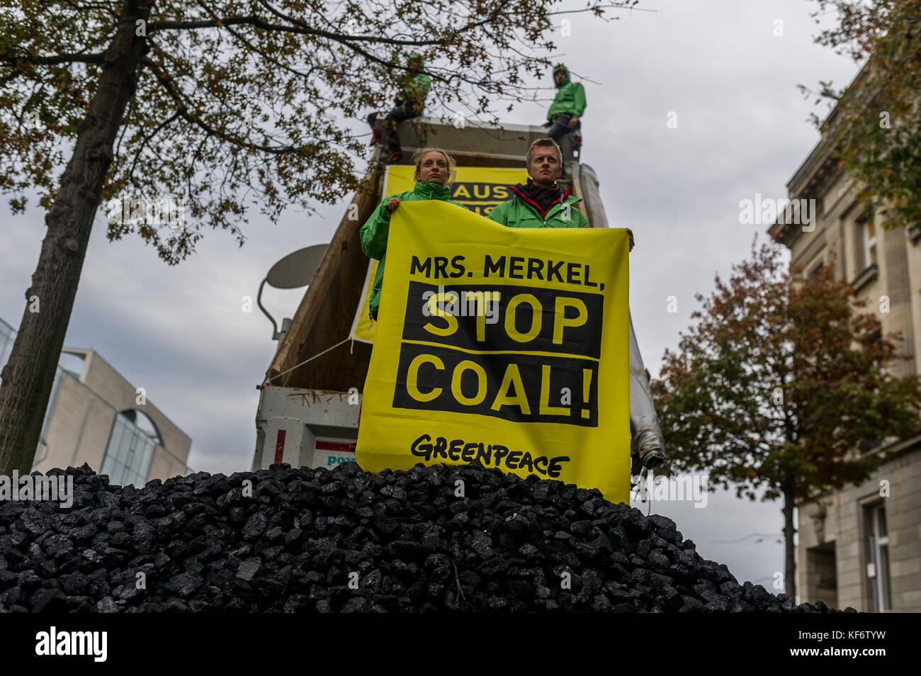 Berlin, Deutschland. Oktober 2017. Greenpeace-Aktivisten werden während einer Demonstration gesehen, wie sie einen LKW voller Kohle entladen haben. Greenpeace-Aktivisten haben vor dem Kanzleramt in Berlin 10 Tonnen Kohle abgeladen. Mit der Aktion wollen sie ihre Nachfrage nach einem schnellen Kohleabgang ausleihen. Die künftige Klima- und Energiepolitik steht im Mittelpunkt der Sondierungsgespräche der Union, der FDP in Berlin in Jamaika. Quelle: Markus Heine/SOPA/ZUMA Wire/Alamy Live News Stockfoto