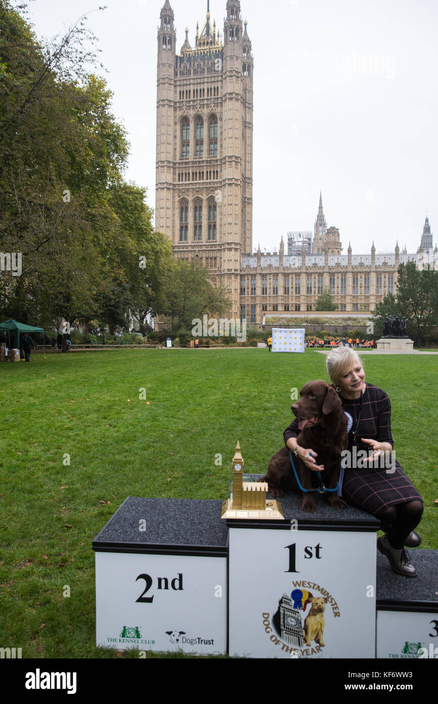 London, Großbritannien. 26. Oktober 2017. Tracy brabin, Labour mp für batley und Spen, sitzt mit ihrem 7-jährigen Labrador Rocky in Victoria Tower Gardens, nachdem er den ersten Preis in der westminster Hund des Jahres vom Kennel Club und Hunde Trust organisiert. Credit: Mark kerrison/alamy leben Nachrichten Stockfoto