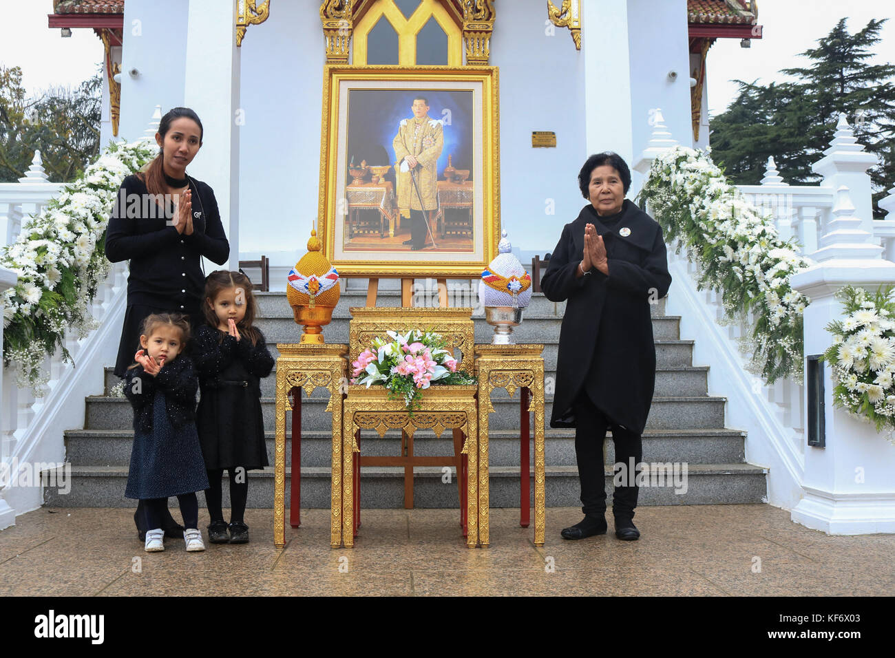 London, Großbritannien. 26 Okt, 2017. Hunderte Trauernde aus der britischen Thai Gemeinschaft in Schwarz gekleidet ihren Respekt im Regen an der buddhapadipa thailändischen buddhistischen Tempel in Wimbledon zu König Bhumibol Adulyadej von Thailand, die vor einem Jahr starb am 24. Oktober 2016, dessen Beerdigung und Krematorien heute in der thailändischen Hauptstadt Bangkok. Credit: Amer ghazzal/alamy leben Nachrichten Stockfoto