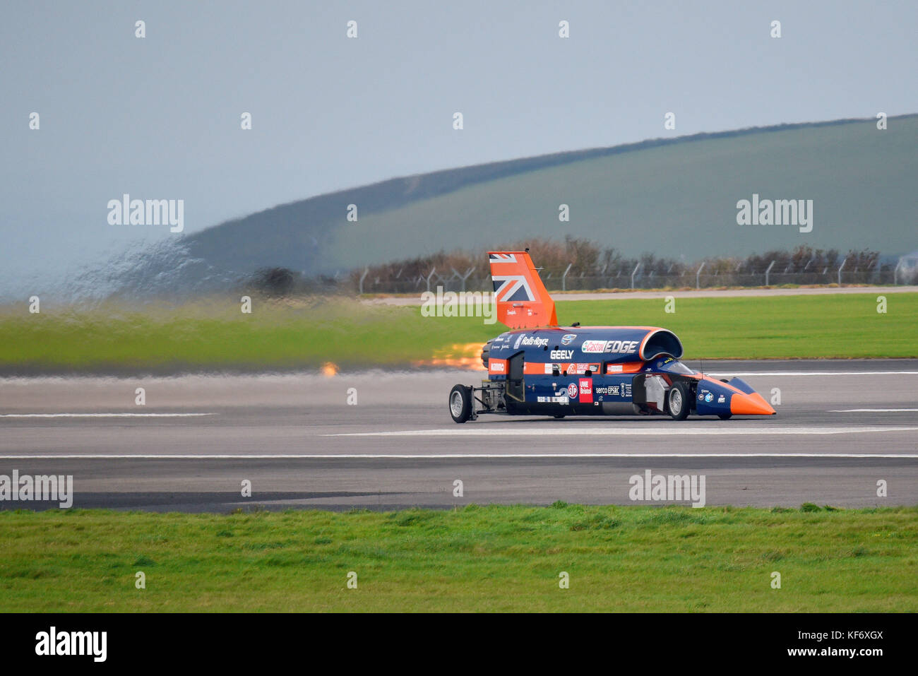 Bloodhound SSC supersonic Auto an Geschwindigkeit mit Re-Wärme Nachbrenner aus dem Eurojet EJ200-jet Motor eingeschaltet während der Versuche am Flughafen Newquay Cornwall Stockfoto