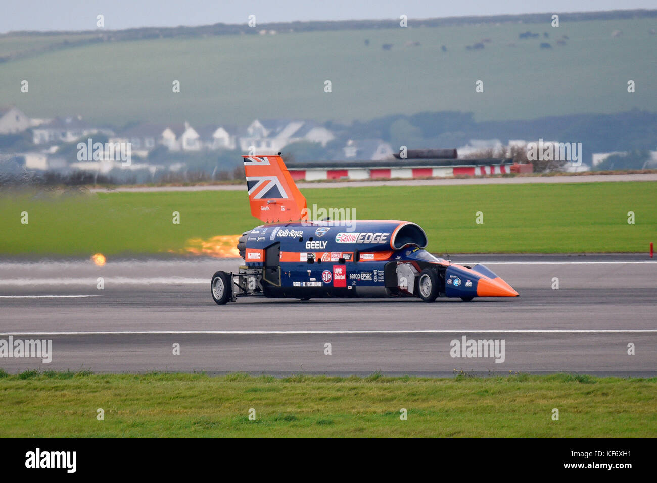 Bloodhound SSC supersonic Auto an Geschwindigkeit mit Re-Wärme Nachbrenner aus dem Eurojet EJ200-jet Motor eingeschaltet während der Versuche am Flughafen Newquay Cornwall Stockfoto