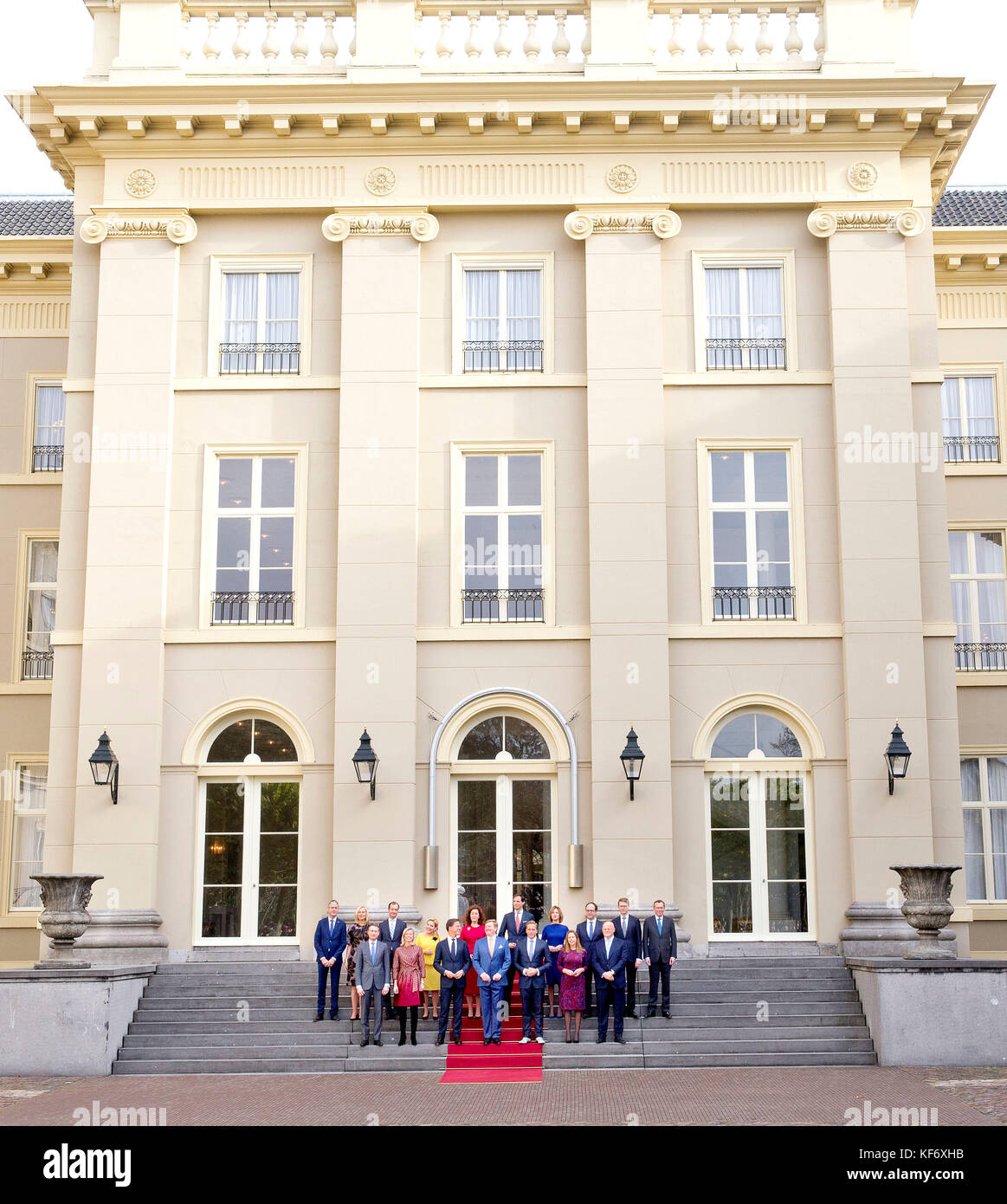 Palace Noordeinde, Niederlande. Oktober 2017. König Willem-Alexander von den Niederlanden und Premierminister Rutten posierten für die Presse am 26. Oktober 2017 im Palast Noordeinde mit den Ministern und Staatssekretären des neuen Kabinetts Rutte 3 Front l-r Halbe Zijlstra, Kajsa Ollongren, Hugo de Jonge, Carola Schouten, Ferdinand Grappenhaus. Zurück l-r Arie Slob, Sigrid Kaag, Eric Wiebes, Ank Bijleveld, Ingrid Engelshoven, Wopke Hoekstra, Cora van Nieuwenhuizen, Wouter Koolmees und Bruno Bruins. Quelle: dpa Picture Alliance/Alamy Live News Stockfoto