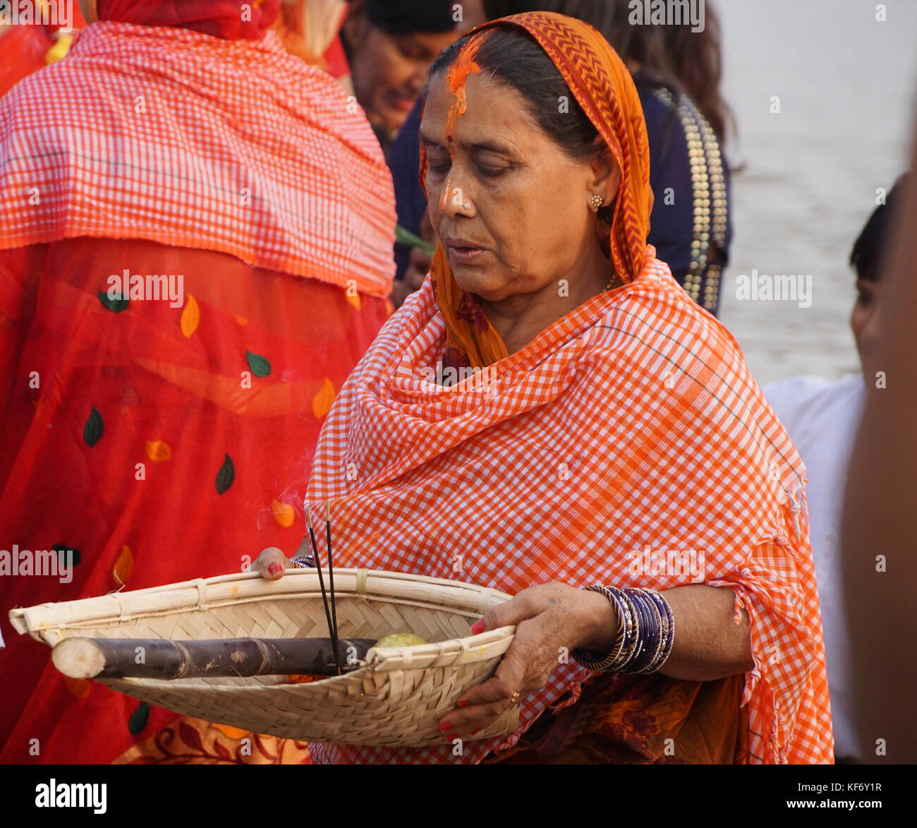 Kuju Fluss, chaibasa, jharkhand, Indien, 26. Oktober 2017, chhath puja Festival 2017. Ein Anhänger ist Gebete (arghya) auf die untergehende Sonne. Stockfoto