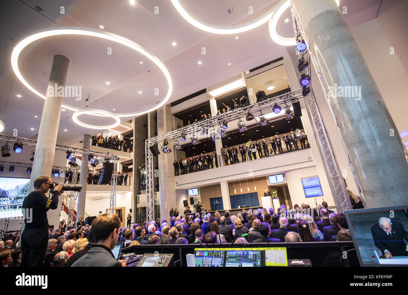 Frankfurt am Main, Deutschland. Oktober 2017. Studierende und Hochschulangestellte stehen bei der Einweihung des neuen Campus der Frankfurt School of Finance & Management in Frankfurt am Main am 26. Oktober 2017 in den Gassen und Balkonen. Alfred Grosser, deutsch-französischer Publizist, Soziologe und Politikwissenschaftler, spricht in der rechten unteren Ecke. Frank Rumpenhorst/dpa/Alamy Live News Stockfoto