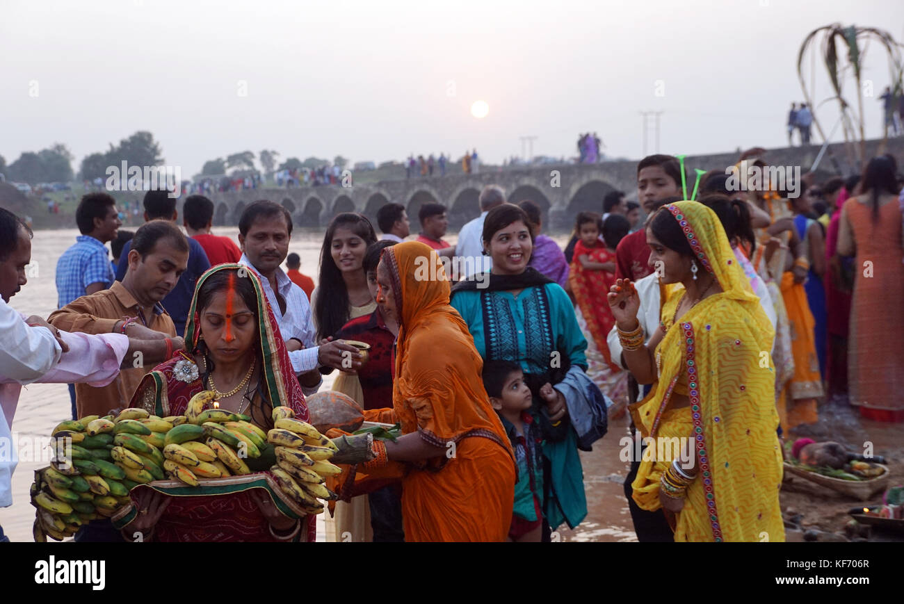 Kuju Fluss, chaibasa, jharkhand, Indien, 26. Oktober 2017, chhath puja Festival 2017. Die Anhänger für die Gebete (arghya) auf die untergehende Sonne. Stockfoto