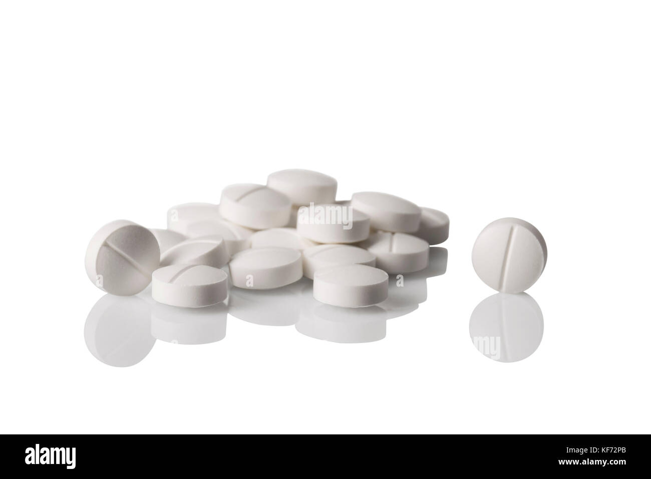 Eine kleine Gruppe von Runde, weiße Pillen auf einen Zähler mit einer Reflexion. Stockfoto
