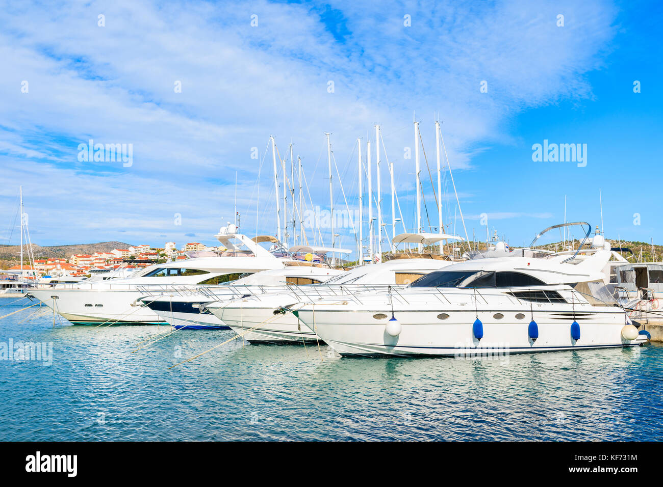 Boote im Yachthafen in Rogoznica Stadt, Dalmatien, Kroatien Stockfoto