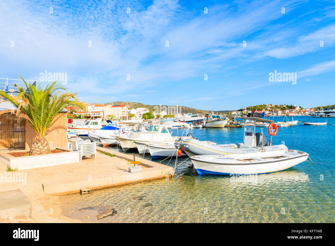 Fischerboote am Strand mit seichtem kristallklarem Meer Wasser in Rogoznica Stadt, Dalmatien, Kroatien Stockfoto