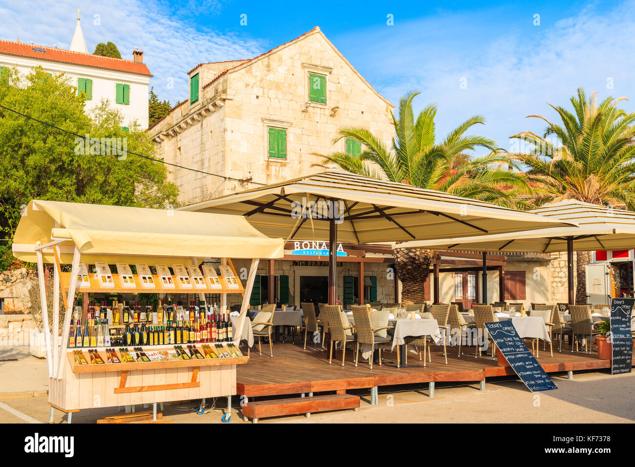 ROGOZNICA, KROATIEN - Sep 5, 2017: Traditionelles Restaurant mit Stativ mit Likör zum Verkauf in Rogoznica Altstadt an sonnigen Sommertagen, Dalmatien, Cr Stockfoto