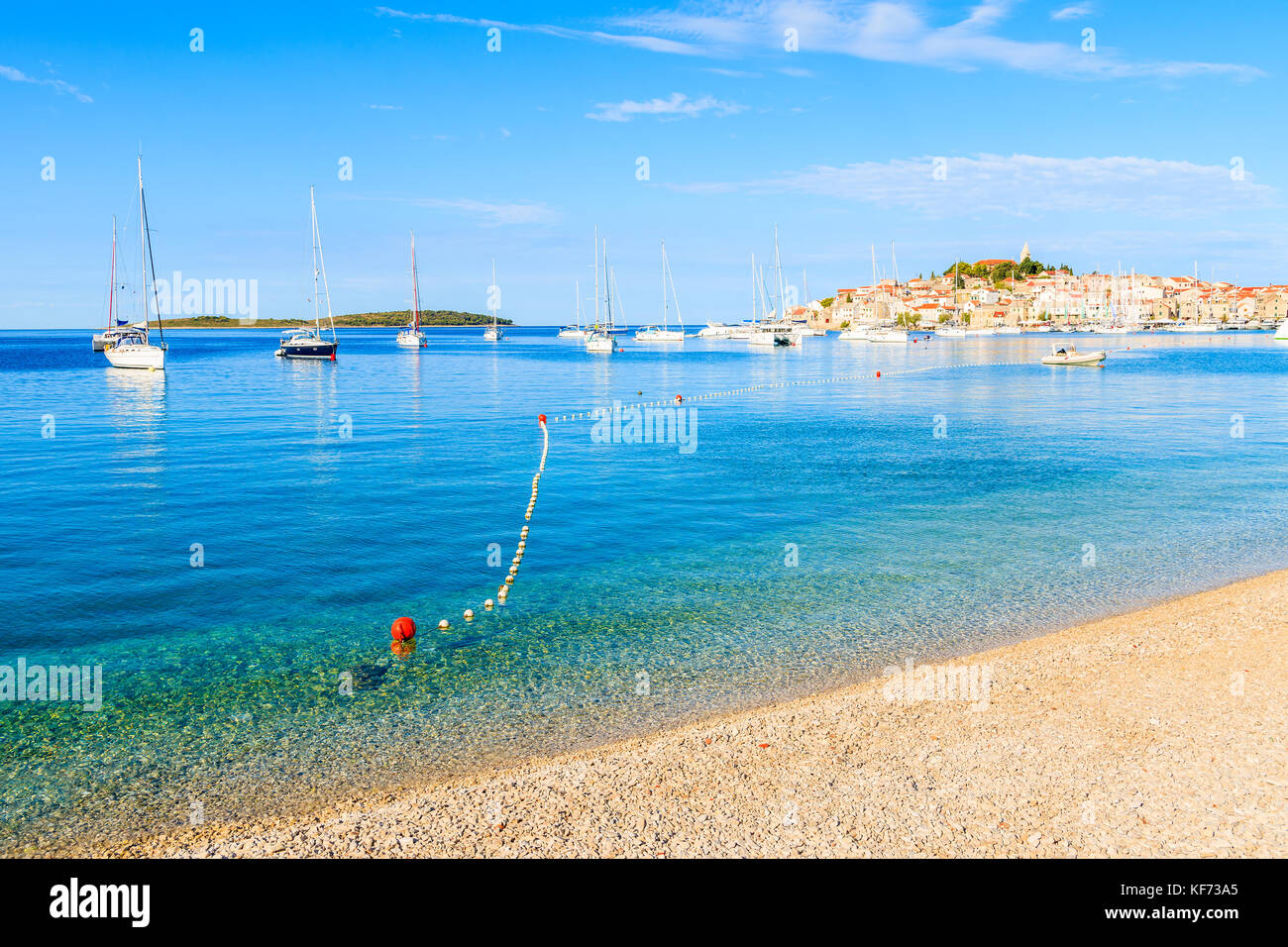 Blick auf den wunderschönen Strand mit kristallklarem, türkisfarbenem Wasser in Sibenik, Dalmatien, Kroatien Stockfoto