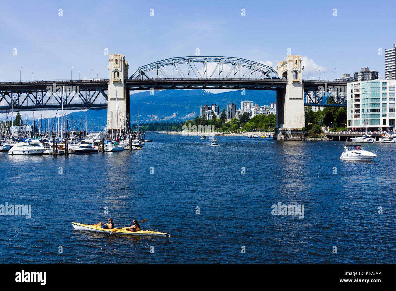 Kajak, Burrard Street Bridge, False Creek, Vancouver, British Columbia, Kanada Stockfoto