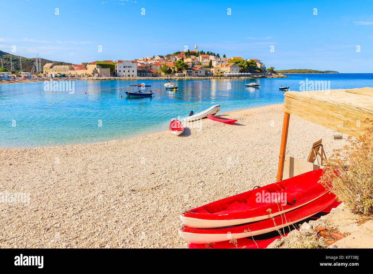 Red Kajaks an einem wunderschönen Strand in Primosten, Dalmatien, Kroatien Stockfoto