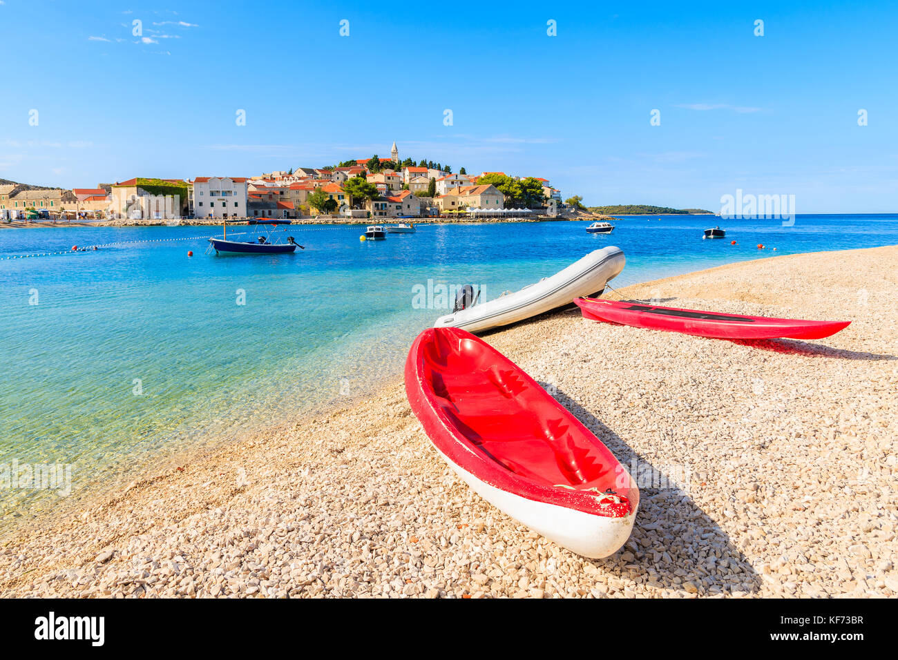 Red Kajaks an einem wunderschönen Strand in Primosten, Dalmatien, Kroatien Stockfoto