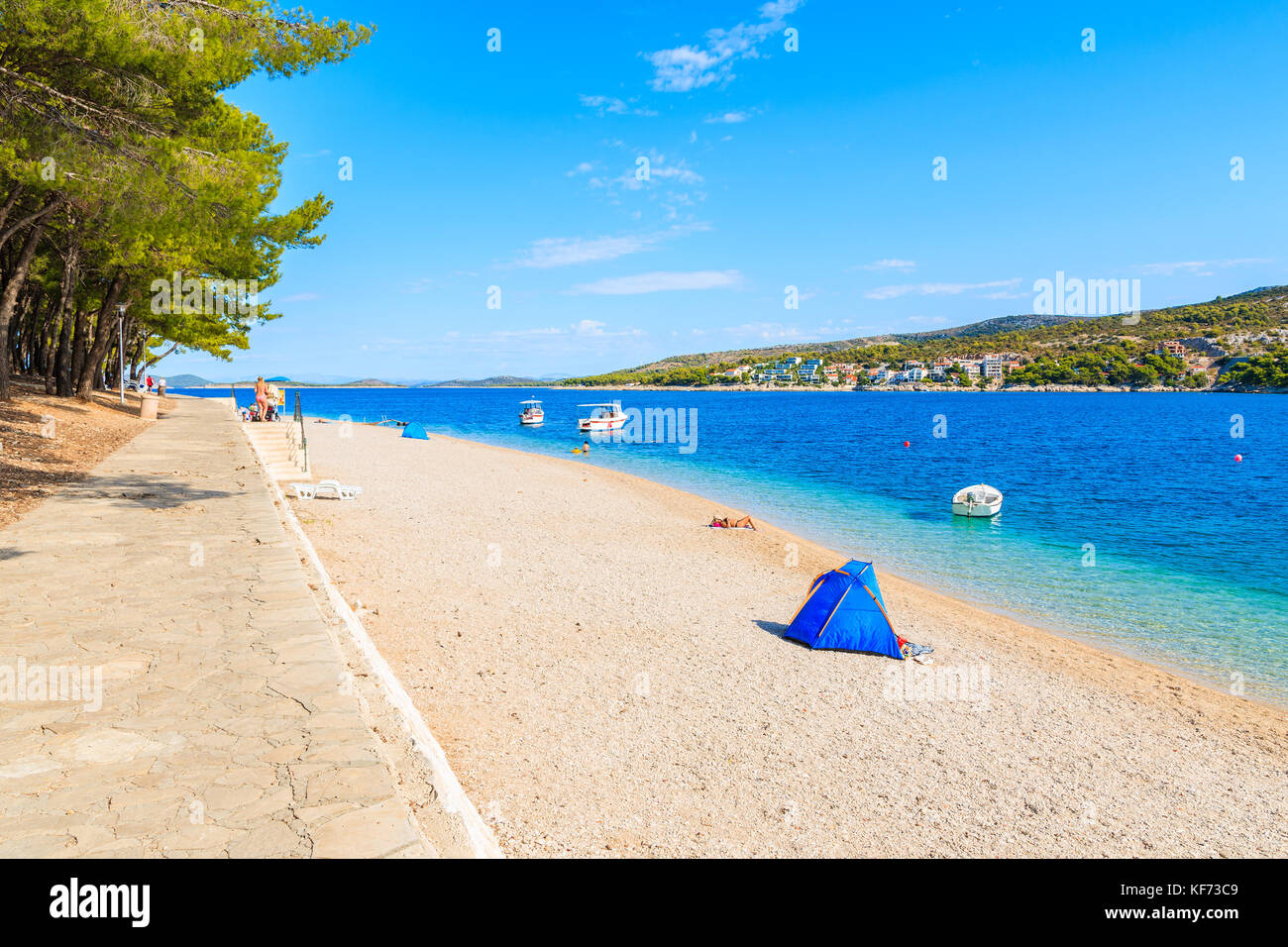 Blick auf den Strand in Primosten, Dalmatien, Kroatien Stockfoto