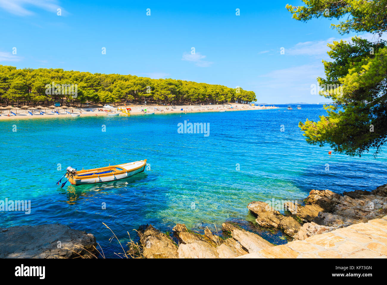 Fischerboot am Meer in der Bucht mit Strand in Primosten, Dalmatien, Kroatien Stockfoto